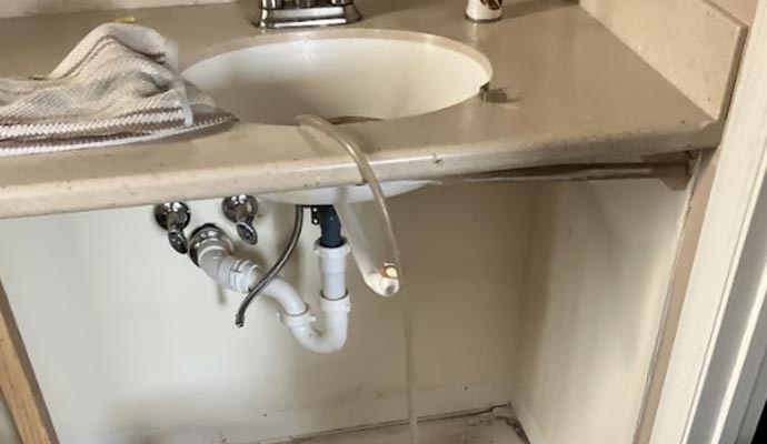 Clean bathroom sink