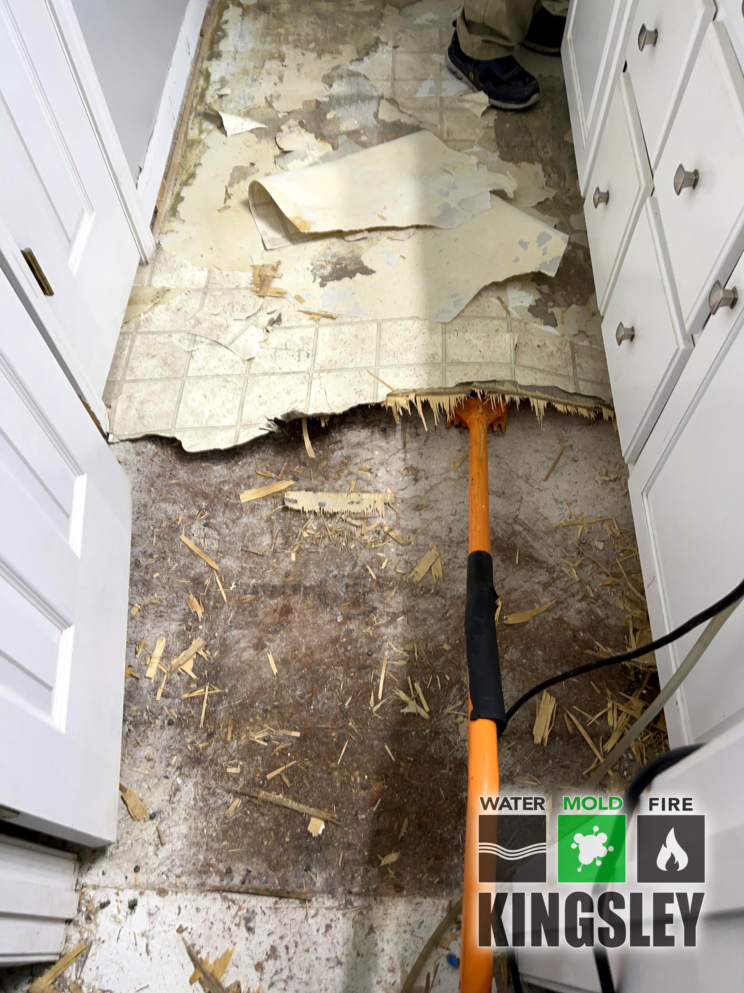 Vinyl Floor Removal and Subfloor Water Cleanup